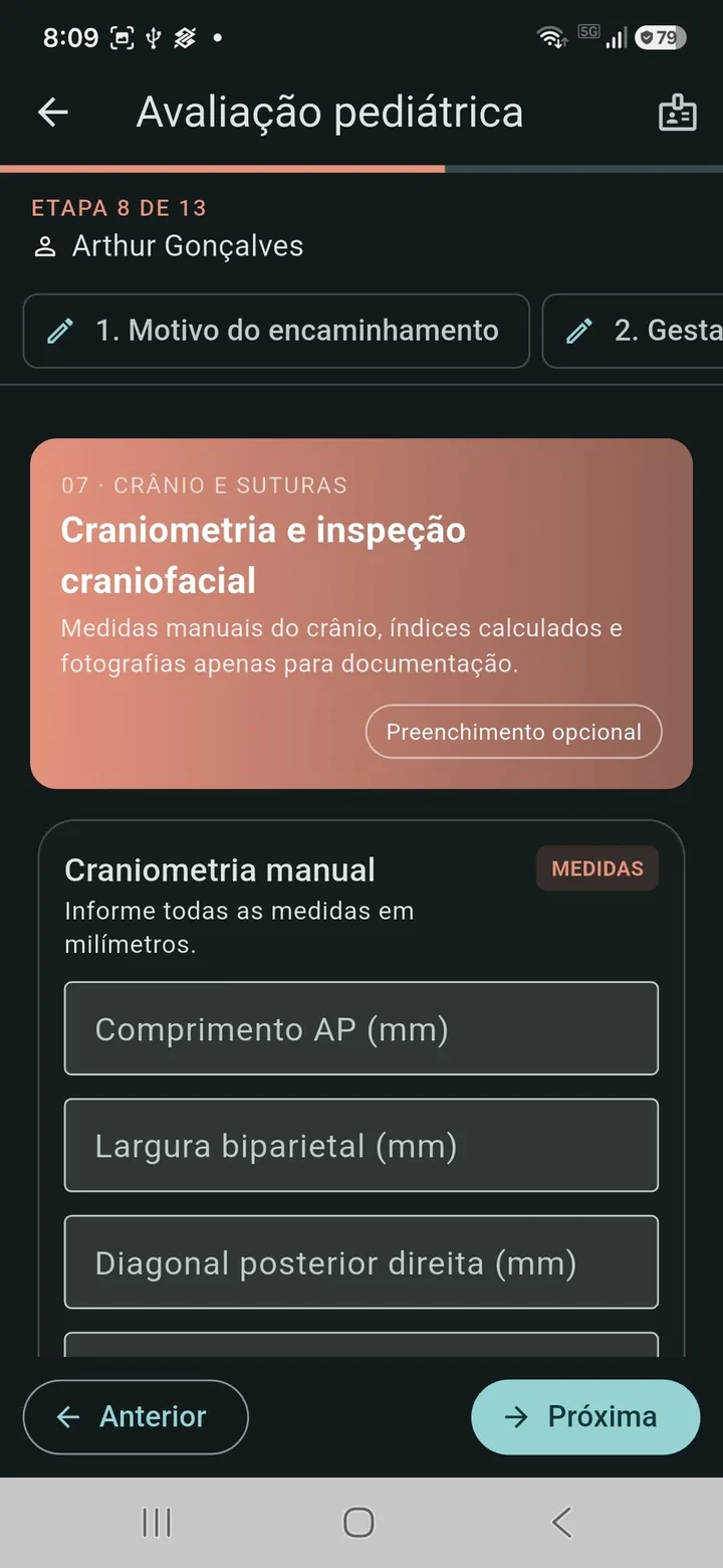 Avaliação pediátrica com craniometria manual e inspeção craniofacial em milímetros